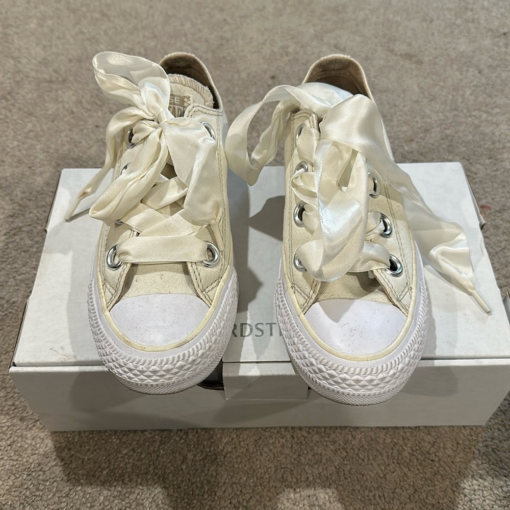 Creme converse in great condition m. Super cute with ribbons for shoe laces.